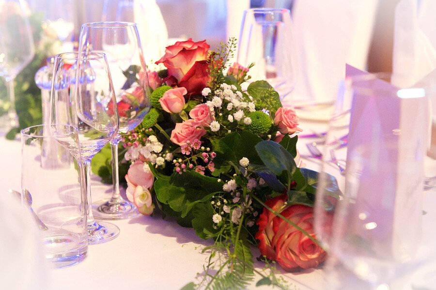 Wunderschönes Rosengesteck auf einem Hochzeitstisch auf Gut Georgenberg